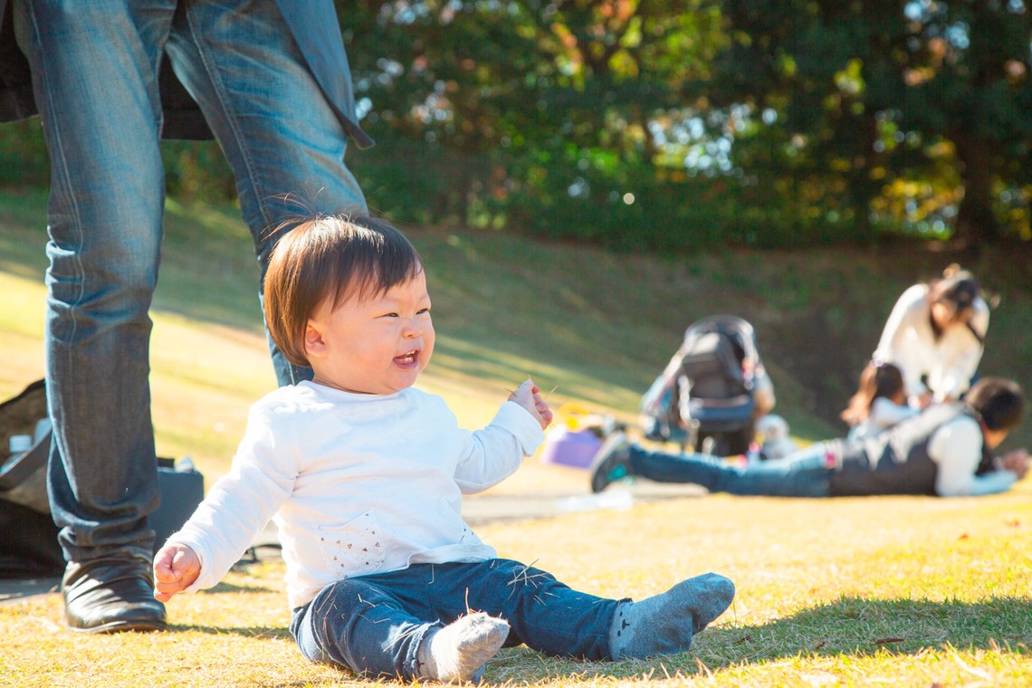 ゆのみふぉとが出張撮影した家族写真(キッズ,ベビーフォト)などが写った「芝生での一コマ」の家族写真