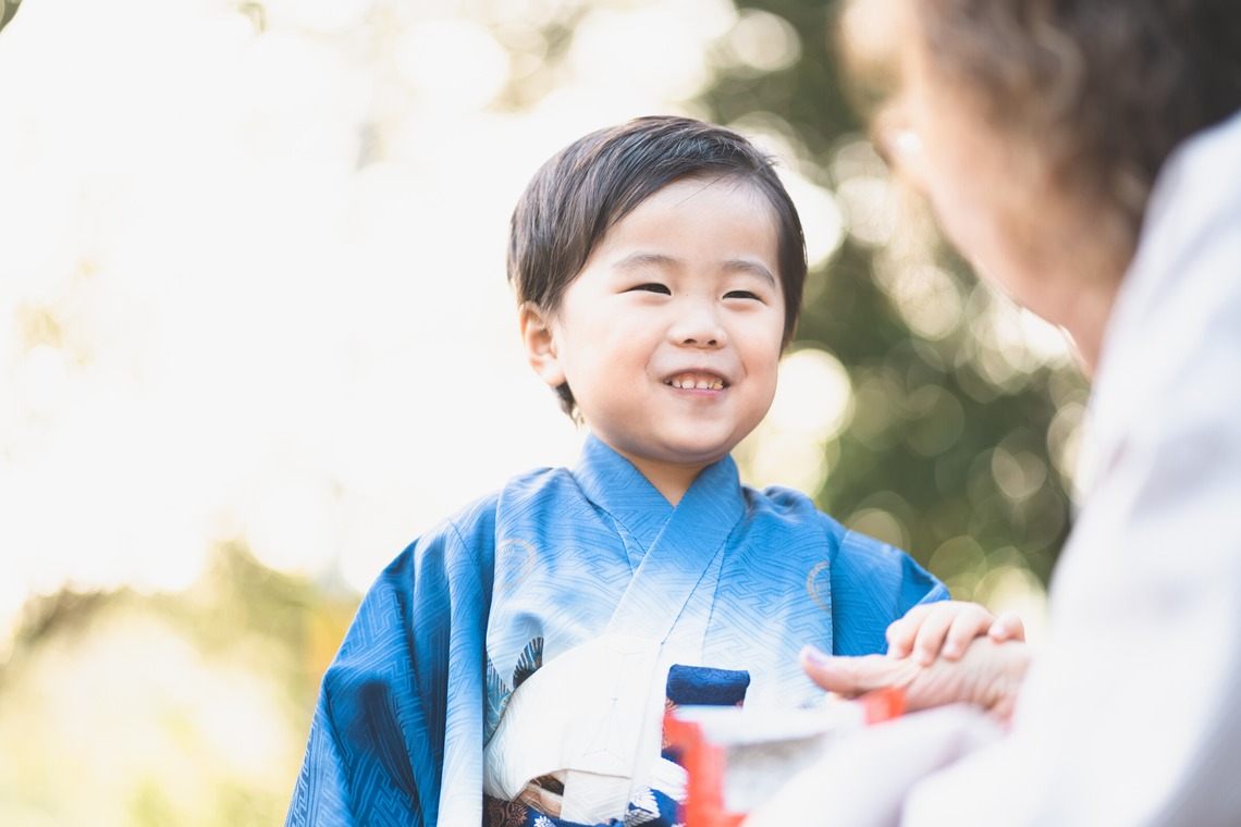 しるし寫眞館が出張撮影した家族写真(キッズ,ベビーフォト)などが写った「7歳3歳姉弟七五三」の家族写真