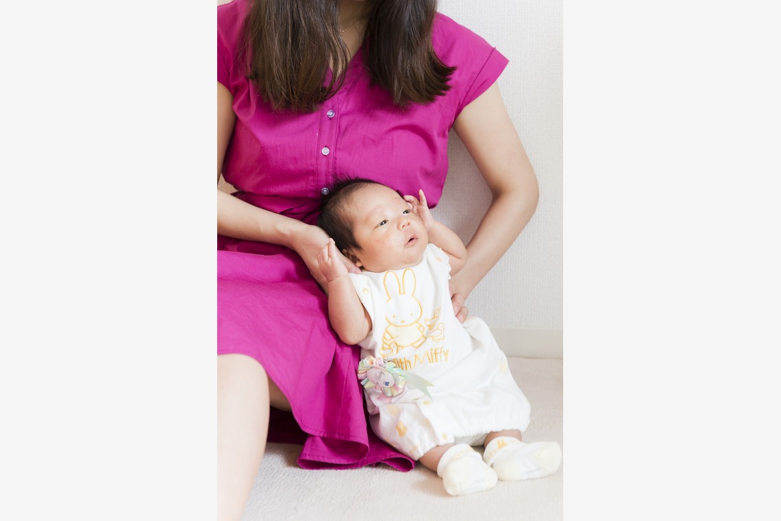 24to Produceが出張撮影した家族写真(キッズ,ベビーフォト)などが写った「ニューボーンフォト」の家族写真