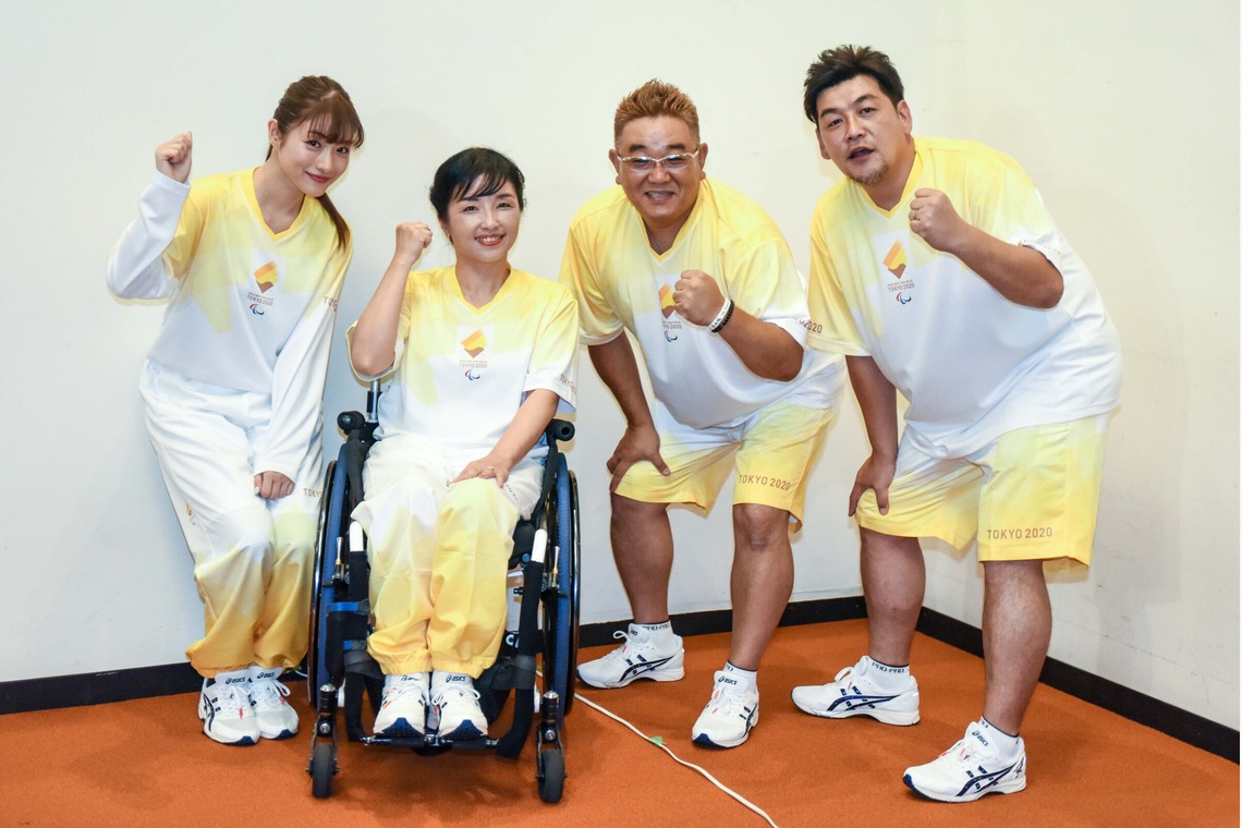 石津祐介が撮影した写真のアルバム「記者会見」