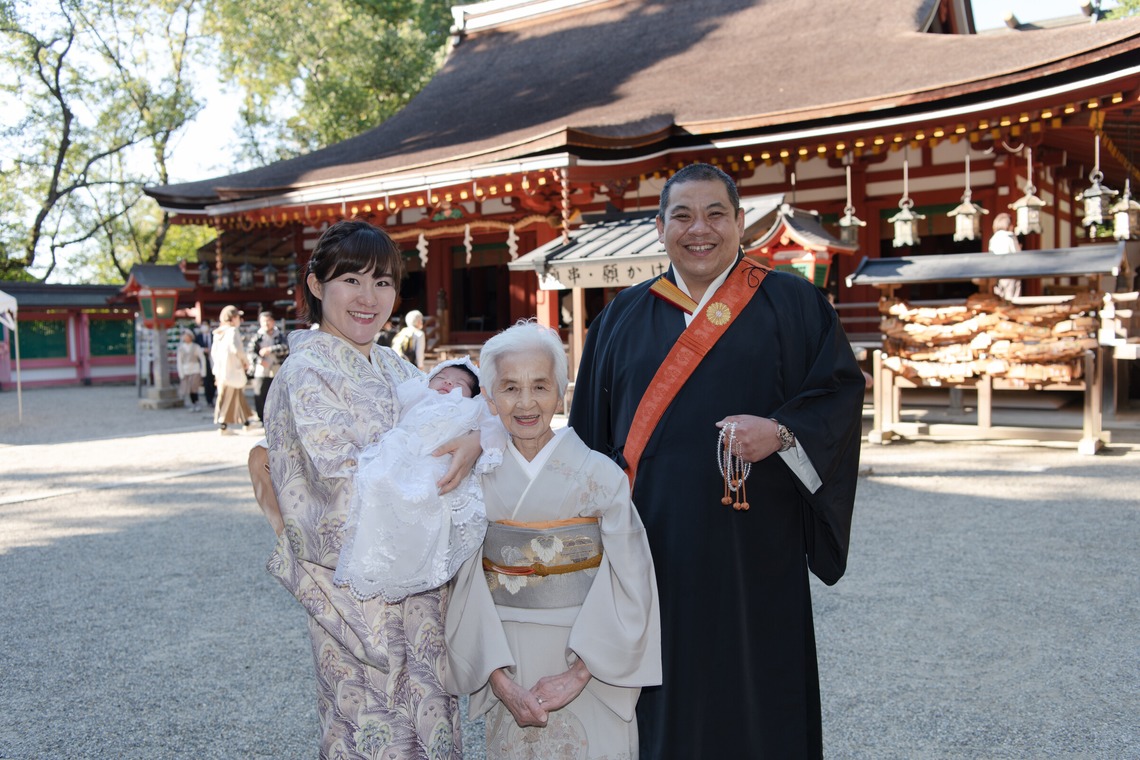 福永写真事務所が出張撮影した家族写真(キッズ,ベビーフォト)などが写った「お宮参り（石上神宮）」の家族写真
