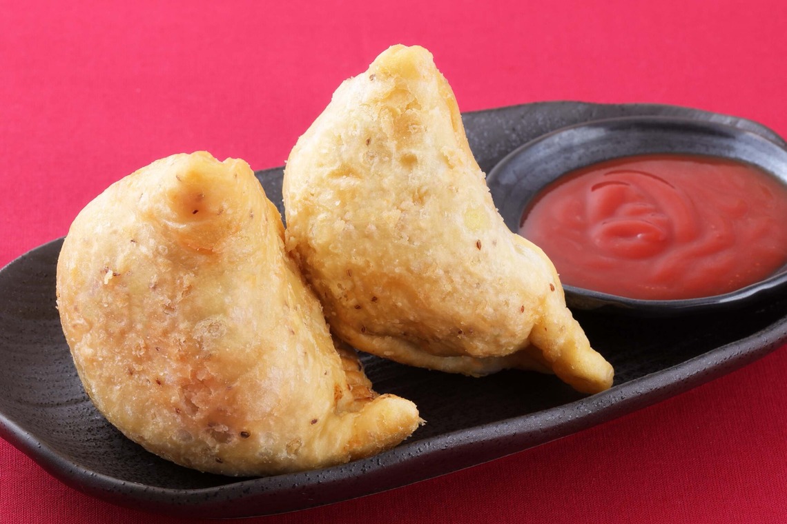 森安　照が撮影した「インド料理メニュー　カレー・ビリヤニ・ナン・チーズナン・チキン・サモサ・ビリヤニ」の写真