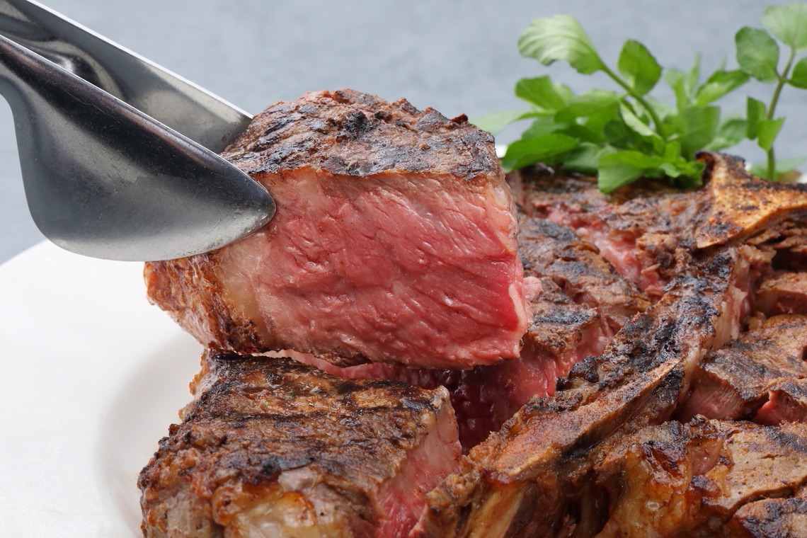 森安　照が撮影した「ステーキ・ハンバーグ・フライ・チキン・サラダ」の写真