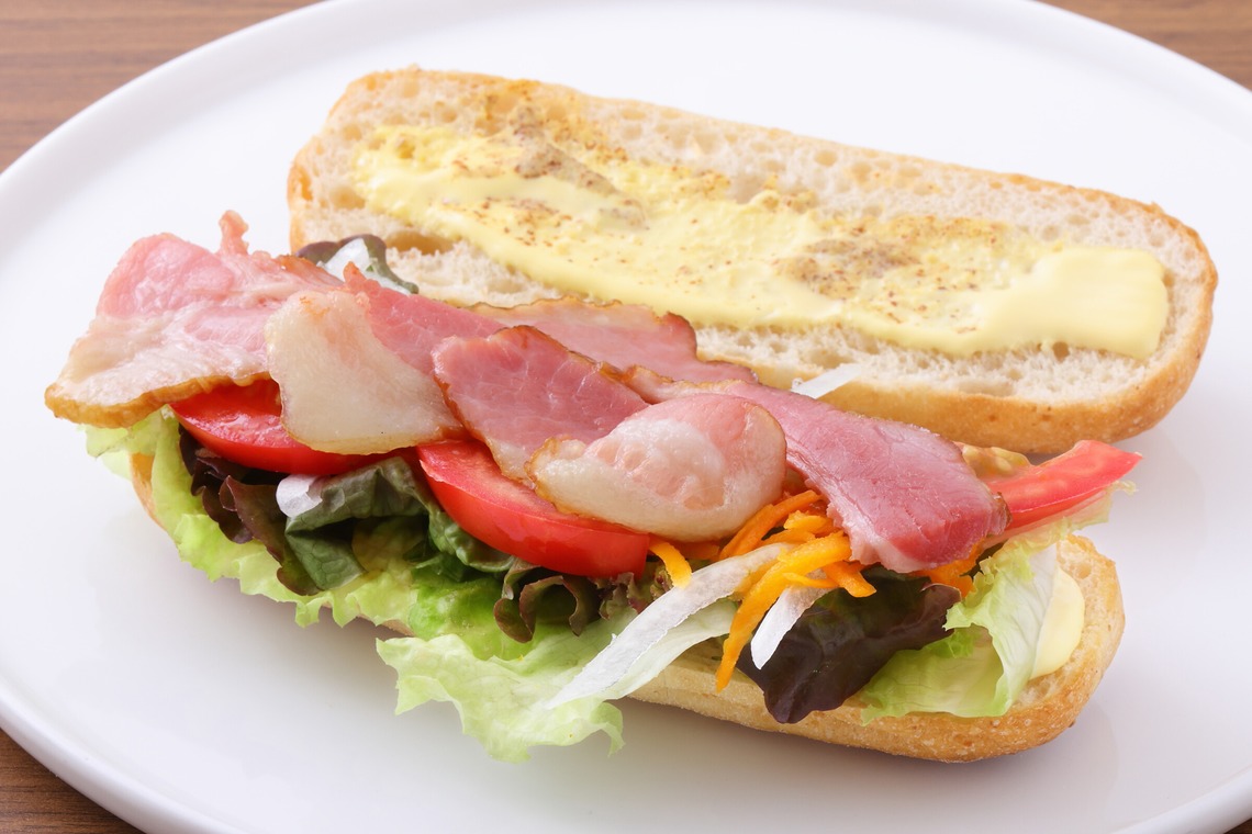 森安　照が撮影した「ハンバーガー・ドッグ・サンド」の写真