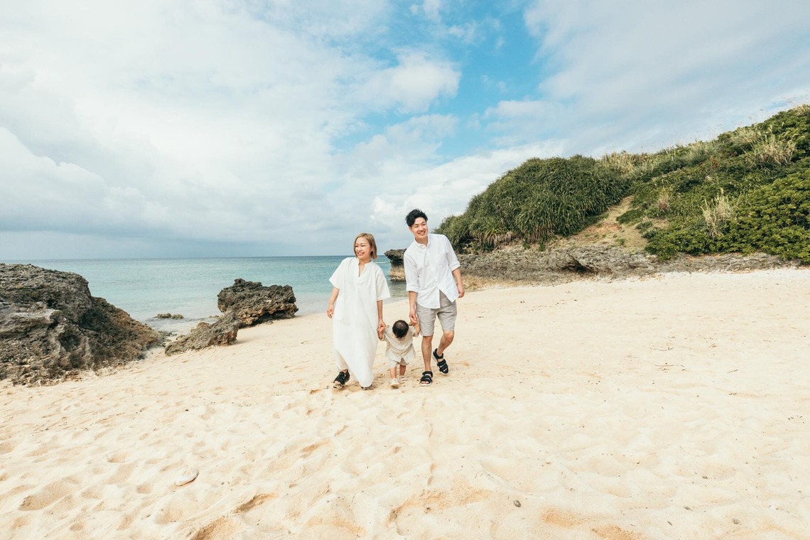 ポートレート沖縄が出張撮影した家族写真(キッズ,ベビーフォト)などが写った「自然の中の家族の自然な姿＠読谷村の海岸と芝生」の家族写真