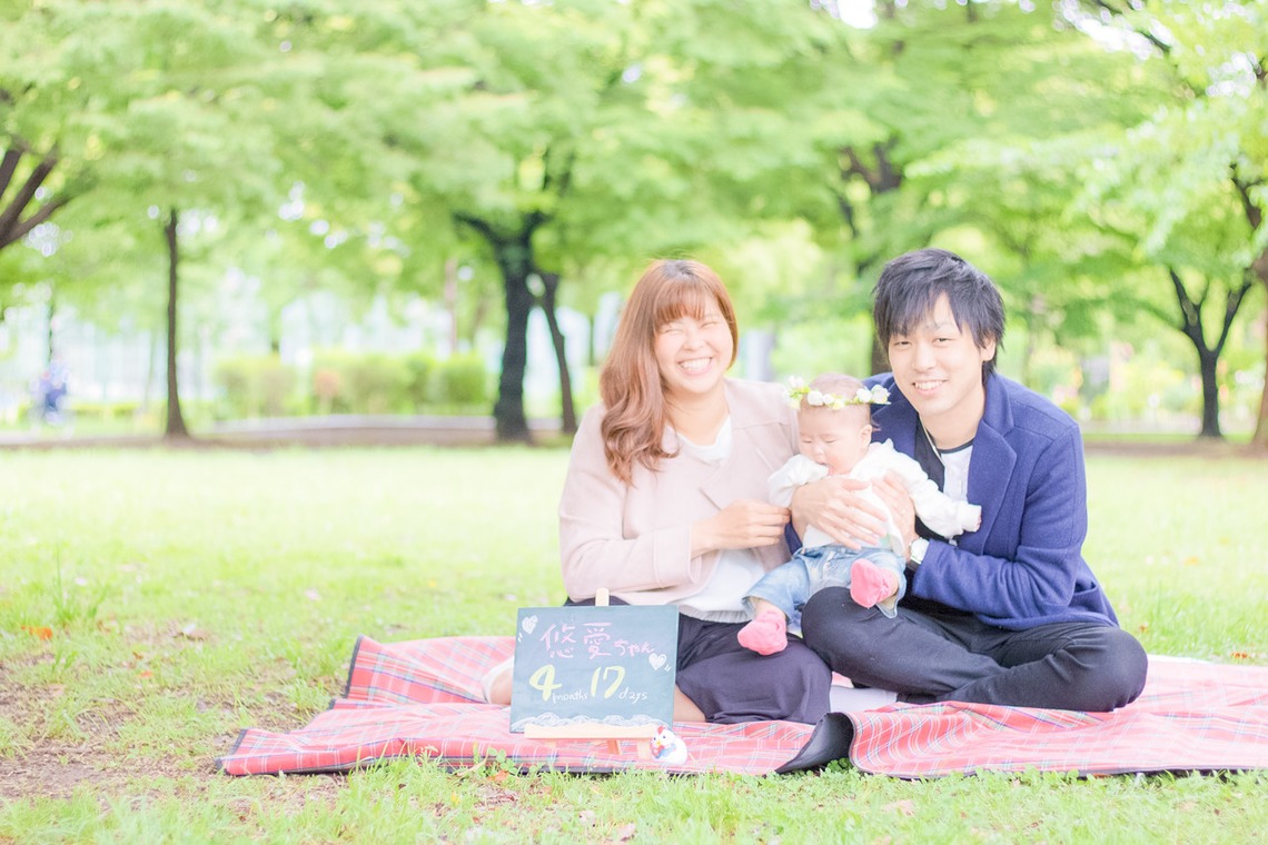 ゆのみふぉとが出張撮影した家族写真(キッズ,ベビーフォト)などが写った「芝生での一コマ」の家族写真