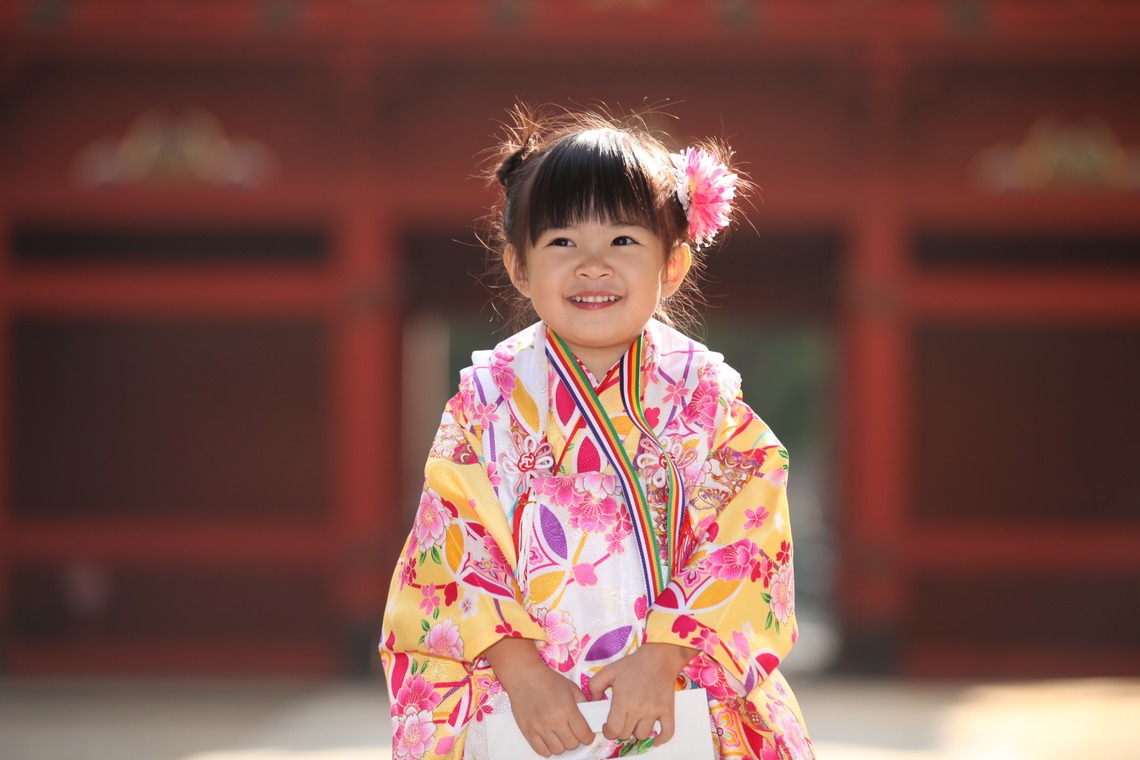 Kan Suzuki  photographyが出張撮影した家族写真(キッズ,ベビーフォト)などが写った「根津神社　七五三」の家族写真