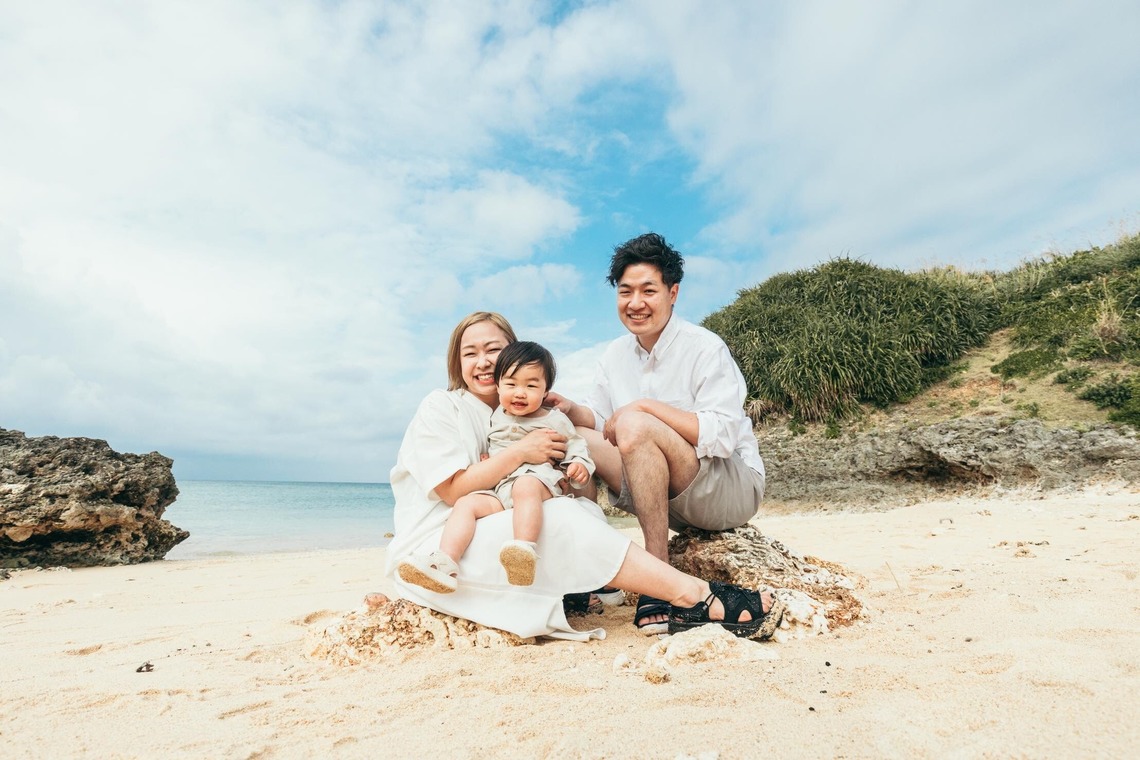 ポートレート沖縄が撮影した「自然の中の家族の自然な姿＠読谷村の海岸と芝生」の写真