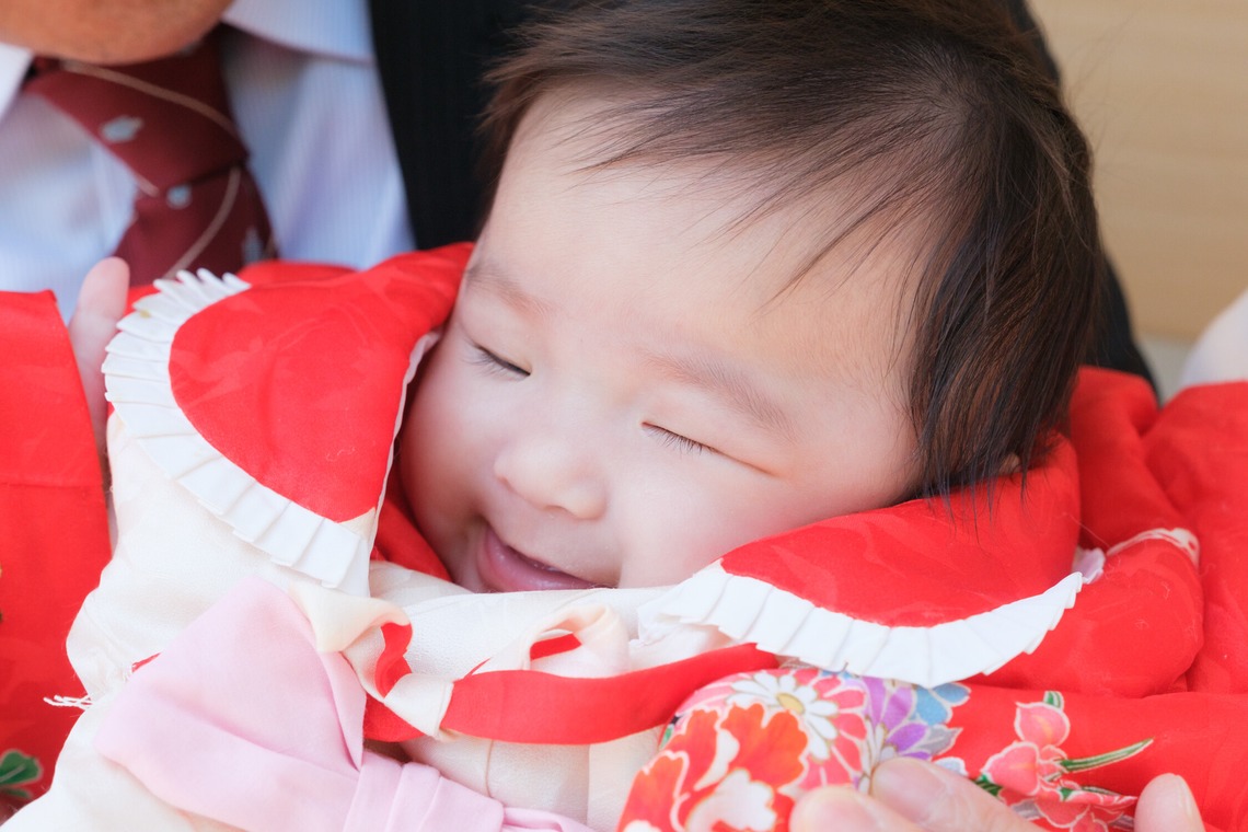 高夏写真店が出張撮影した家族写真(キッズ,ベビーフォト)などが写った「お宮参りの撮影」の家族写真