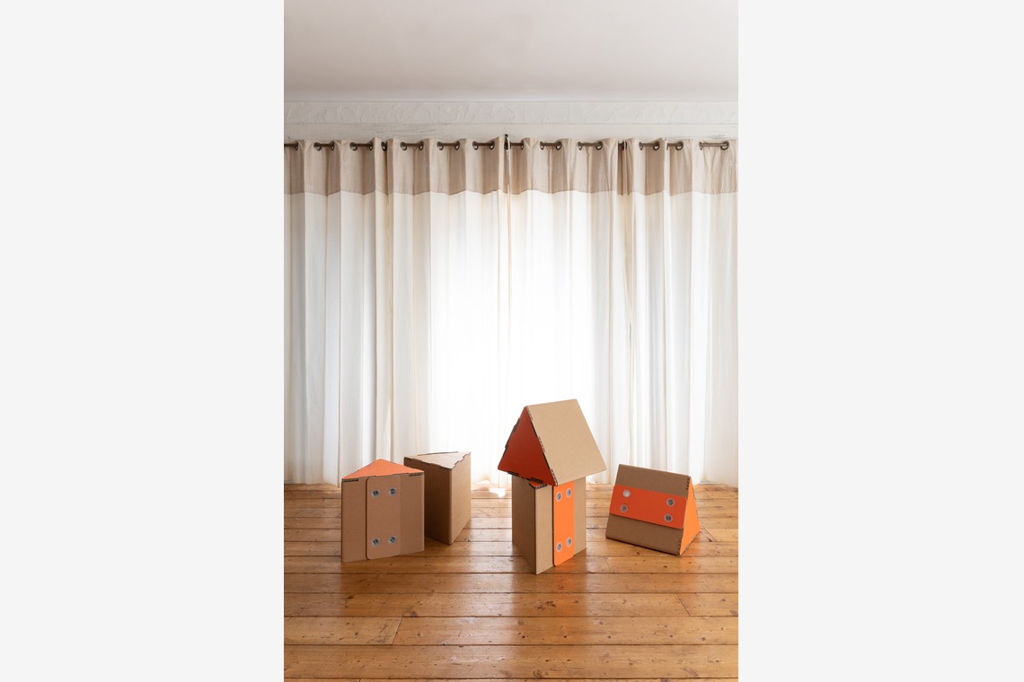 曽川拓哉が撮影した「ダンボールハウスの商品撮影」の写真