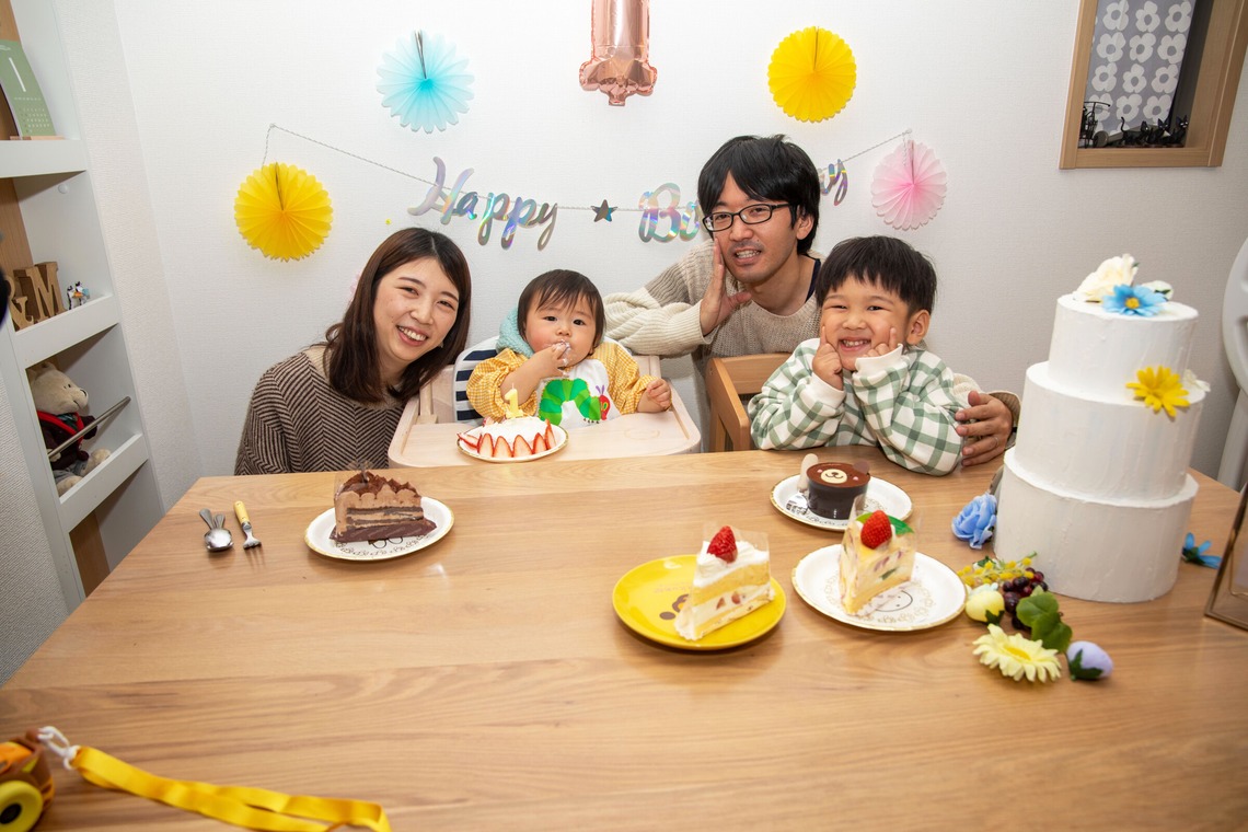 岩坪眞一郎が出張撮影した家族写真(キッズ,ベビーフォト)などが写った「一歳の誕生日記念」の家族写真