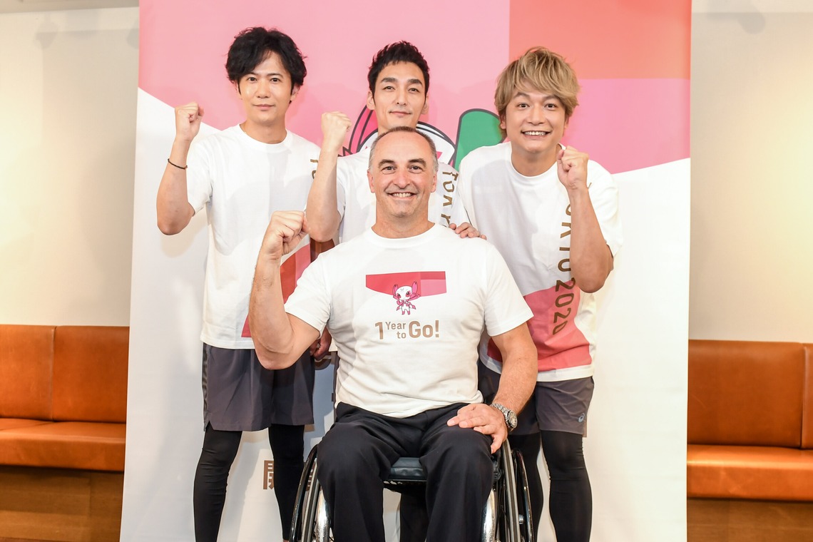 石津祐介が撮影した写真のアルバム「記者会見」