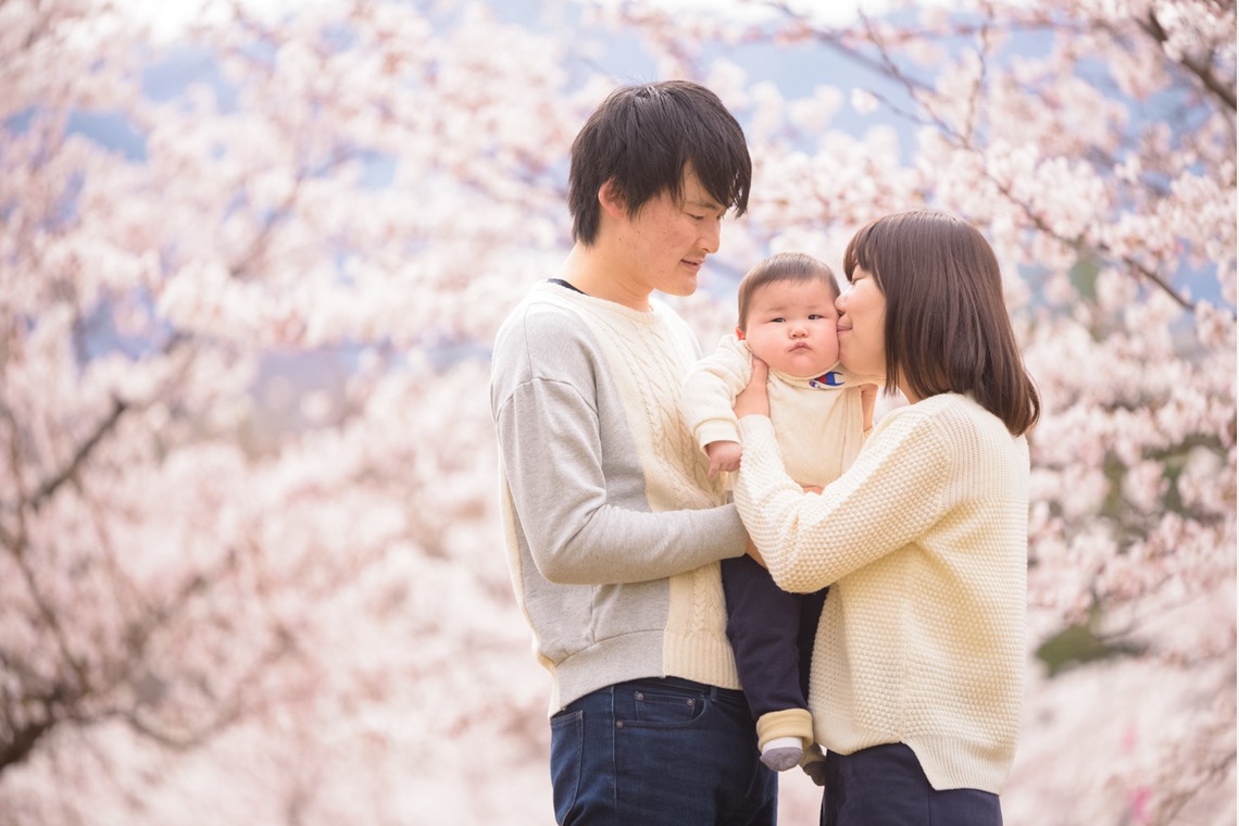 Lightgraphyが撮影した「桜の下の親子フォト」の写真