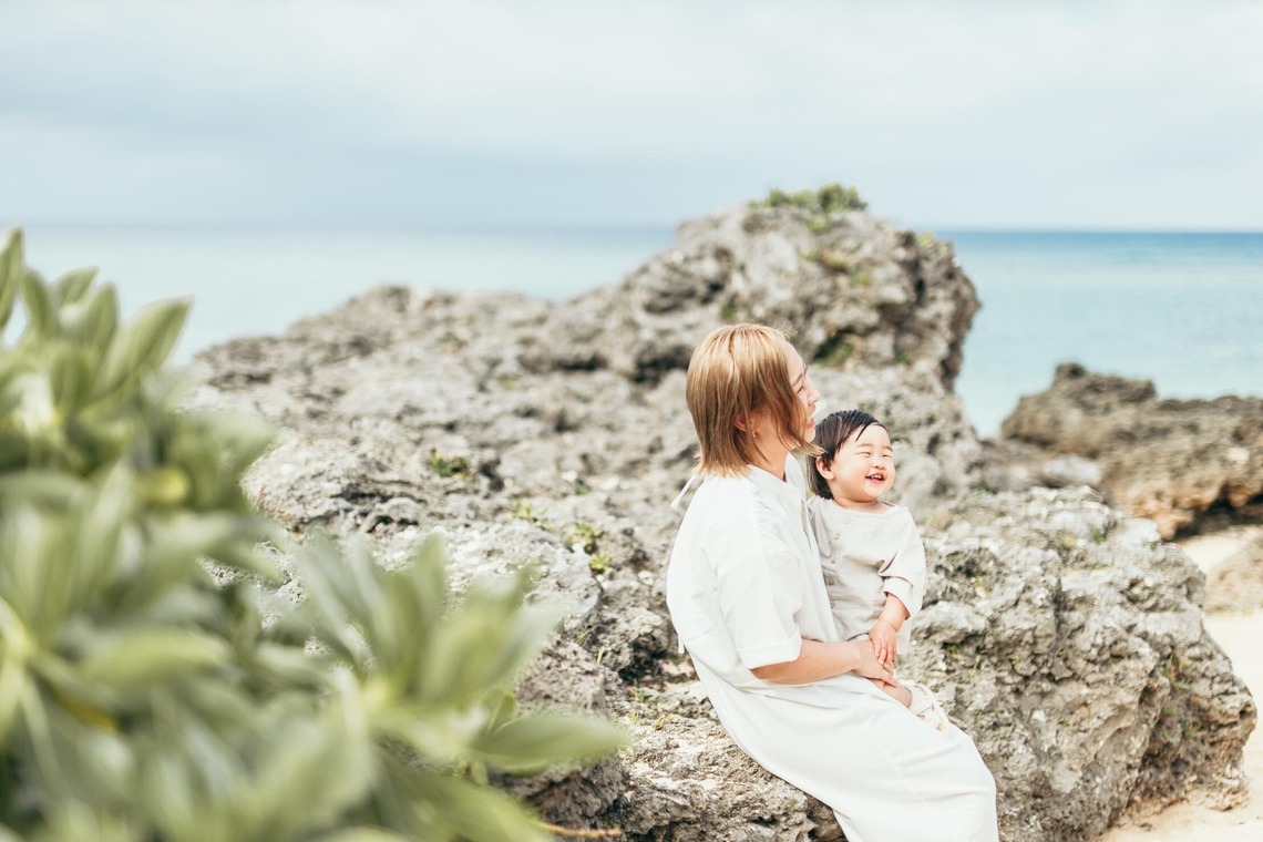 ポートレート沖縄が撮影した「自然の中の家族の自然な姿＠読谷村の海岸と芝生」の写真