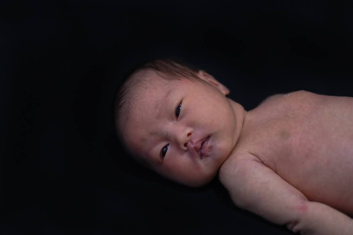 滝絵理香が撮影したニューボーンフォトのアルバム「ニューボーンフォト」