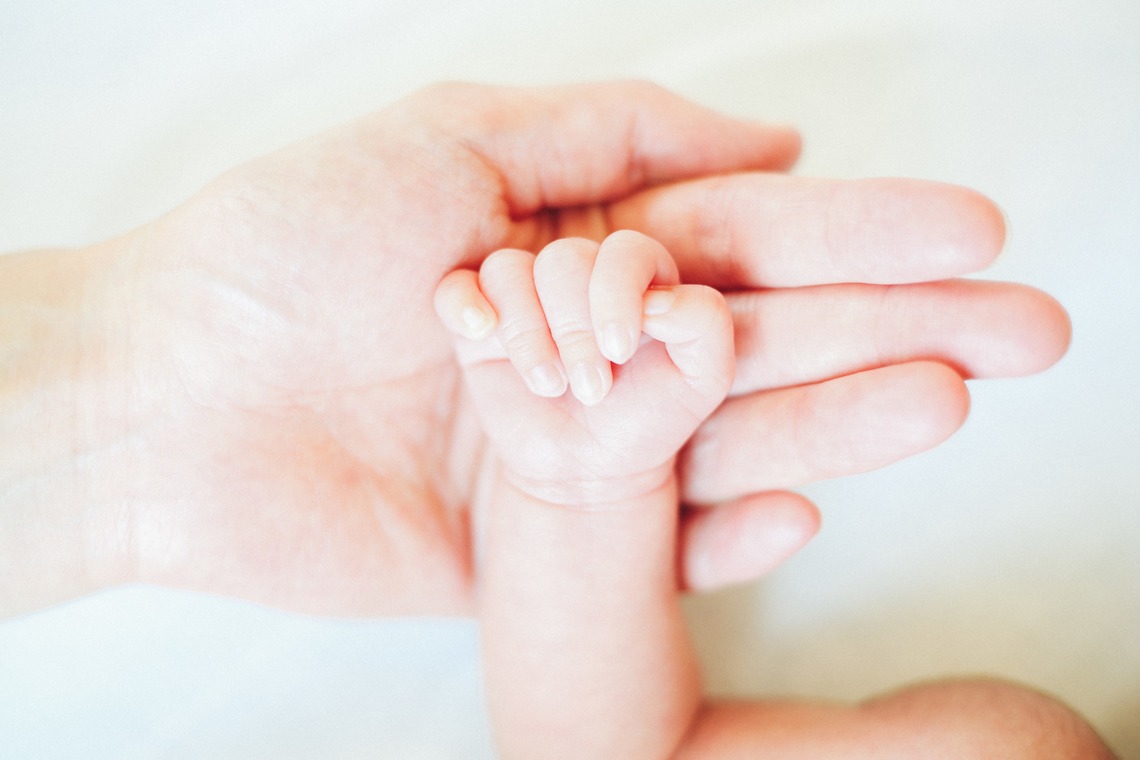 出張撮影HUG TIMEが撮影した「自宅でナチュラルなニューボーンフォト」の写真