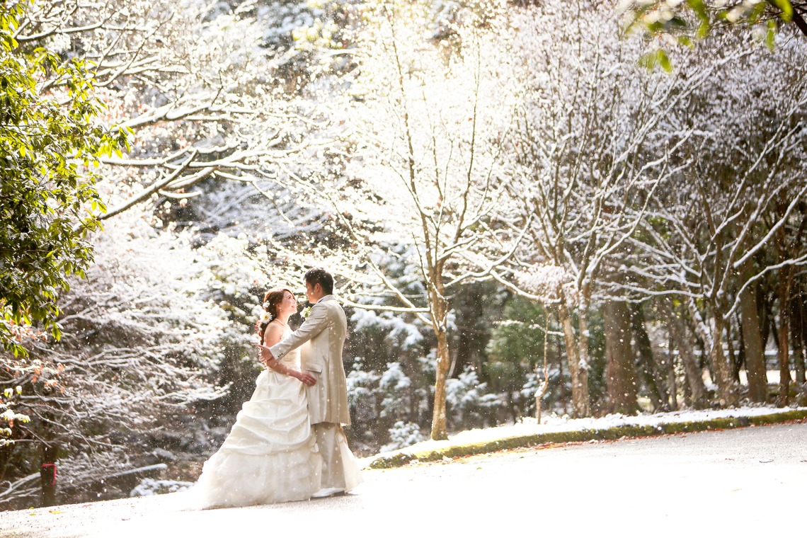 KIKIウェディングが撮影した写真のアルバム「白い雪での二人」