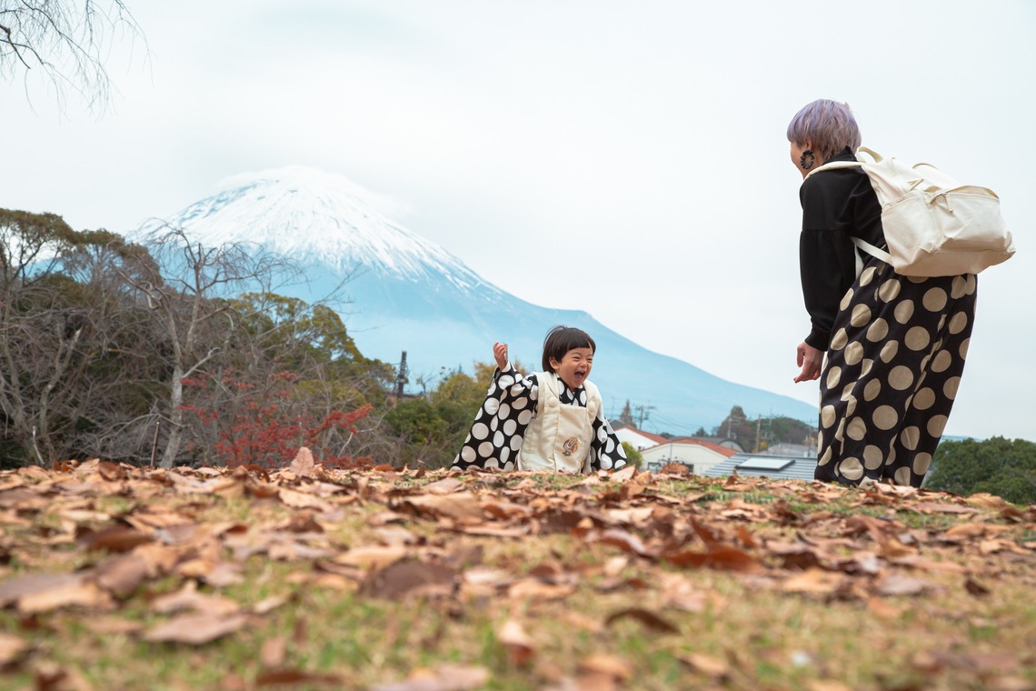 ゆのみふぉとが出張撮影した家族写真(キッズ,ベビーフォト)などが写った「七五三のお写真（人見知りの子供）」の家族写真