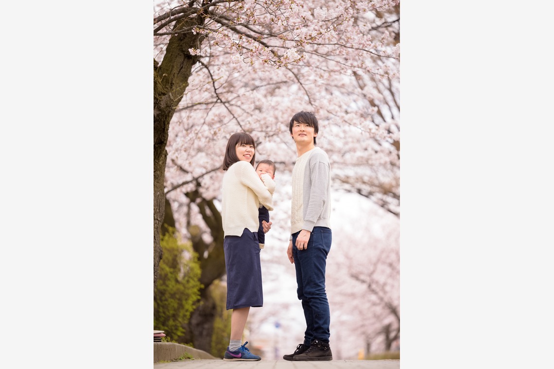 Lightgraphyが撮影した「桜の下の親子フォト」の写真