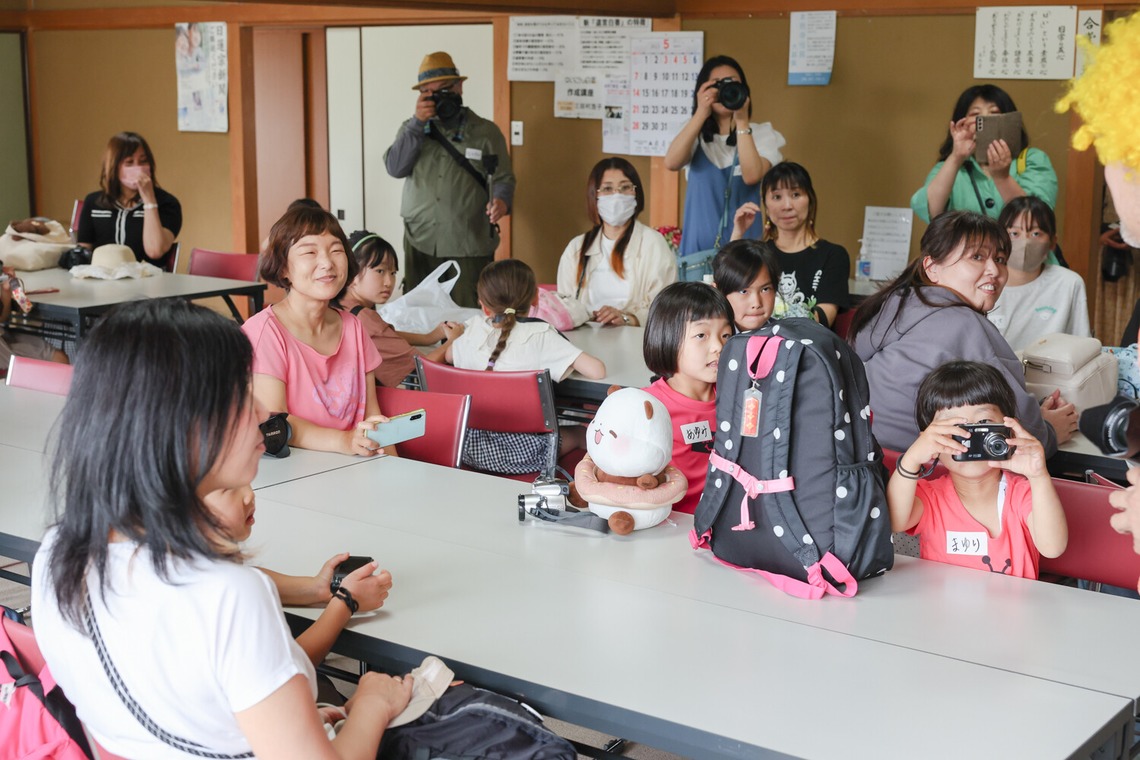 ちずカメラが撮影した「写真家　橘田龍馬さんの子供写真教室の様子」の写真