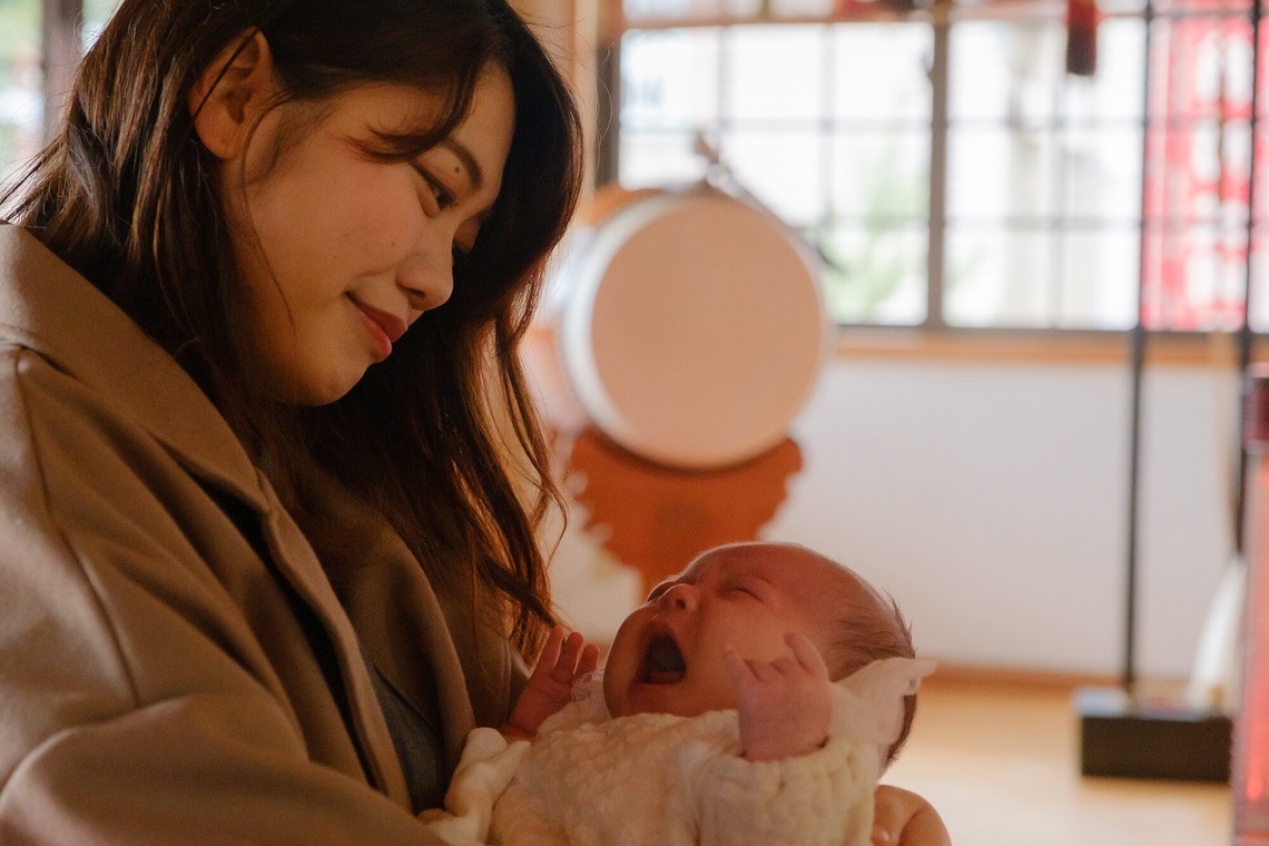 高夏写真店が出張撮影した家族写真(キッズ,ベビーフォト)などが写った「お宮参りの撮影」の家族写真