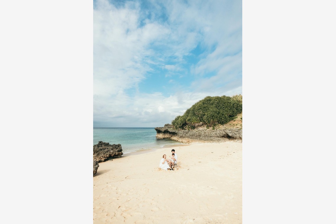 ポートレート沖縄が撮影した「自然の中の家族の自然な姿＠読谷村の海岸と芝生」の写真