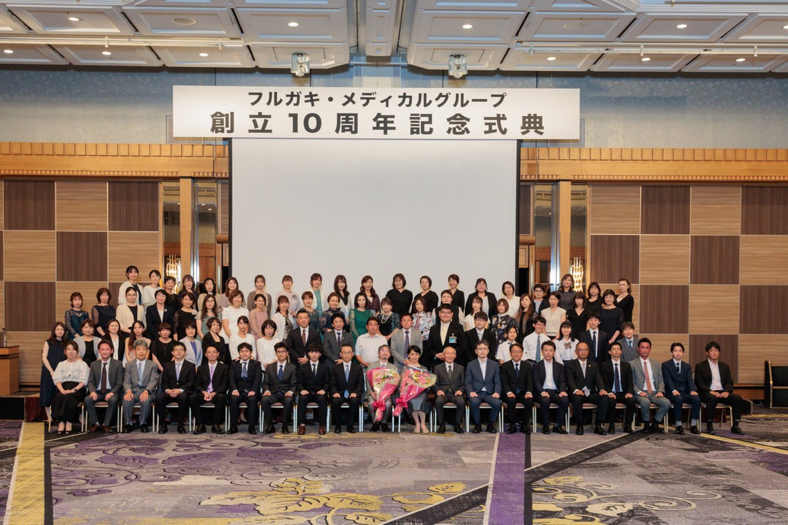 イトウ　ノブミチが撮影した「周年パーティと100人集合写真」の写真