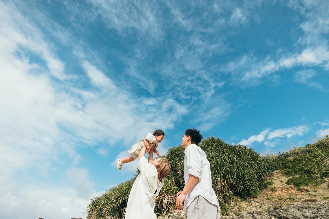 ポートレート沖縄が出張撮影した家族写真(キッズ,ベビーフォト)などが写った「自然の中の家族の自然な姿＠読谷村の海岸と芝生」の家族写真