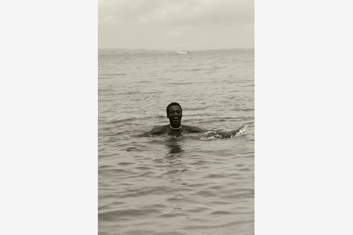 エレーナが撮影した写真のアルバム「信憑性＆真実」