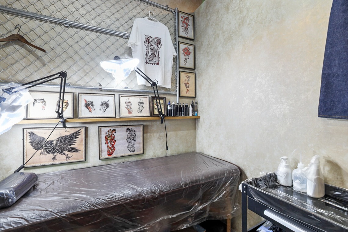 山内　信弥が撮影した「ブリティッシュパブ、タトゥースタジオ」の写真