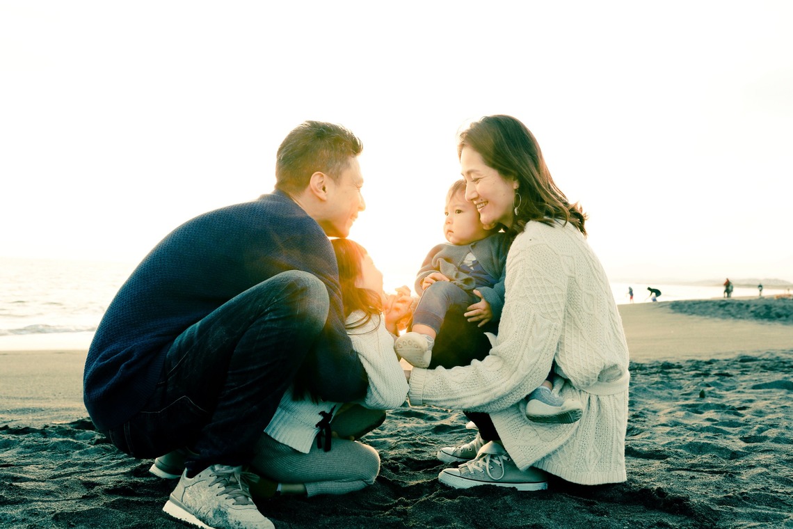 佐多　杏介が撮影した「ビーチサイドで自然な家族写真」の写真
