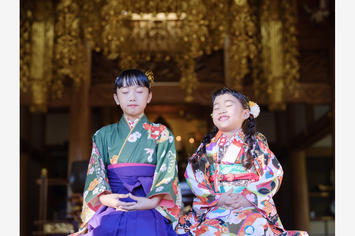藤原和彦が出張撮影した家族写真(キッズ,ベビーフォト)などが写った「お寺さんでの七五三記念撮影」の家族写真