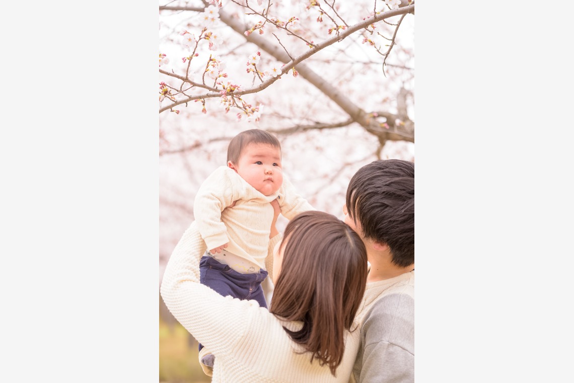 Lightgraphyが撮影した「桜の下の親子フォト」の写真