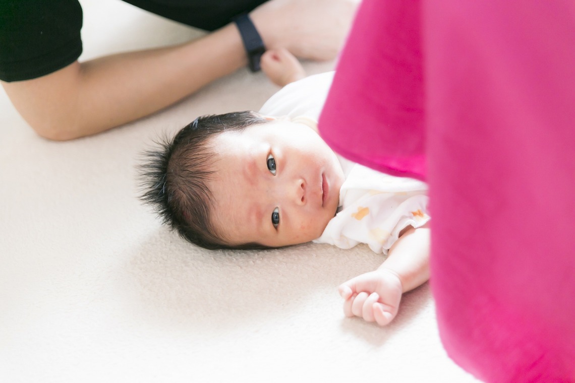 24to Produceが出張撮影した家族写真(キッズ,ベビーフォト)などが写った「ニューボーンフォト」の家族写真