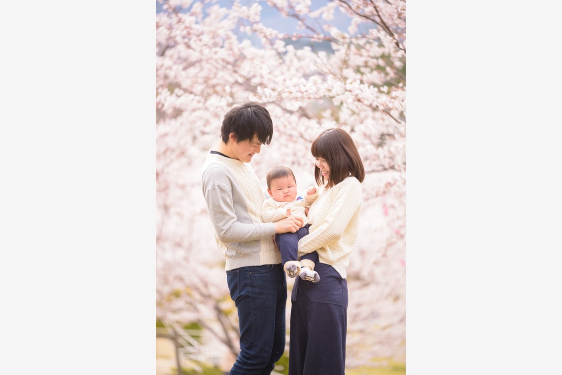 Lightgraphyが撮影した「桜の下の親子フォト」の写真