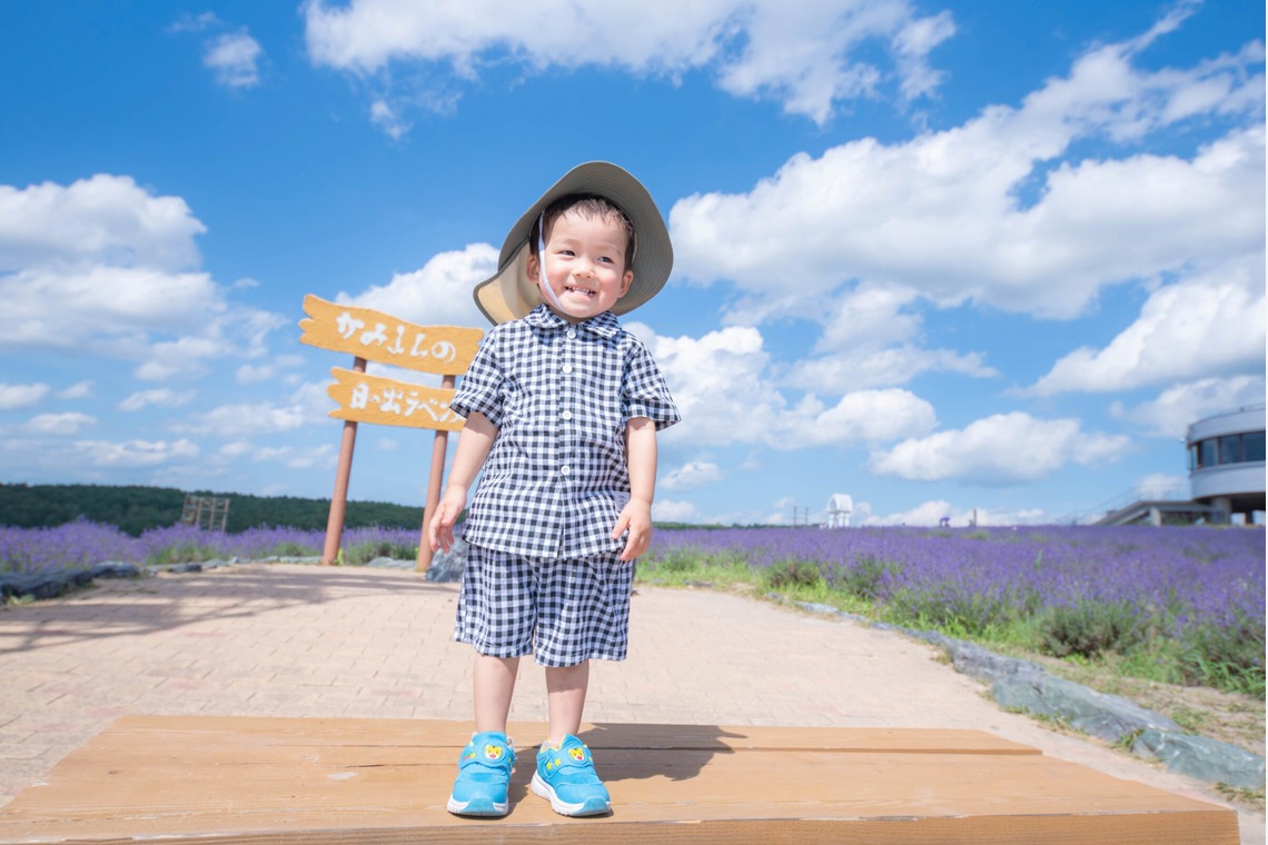北海道ロケーションフォトウェディング♪が撮影した「富良野ラベンダー畑でファミリー旅行記念撮影」の写真