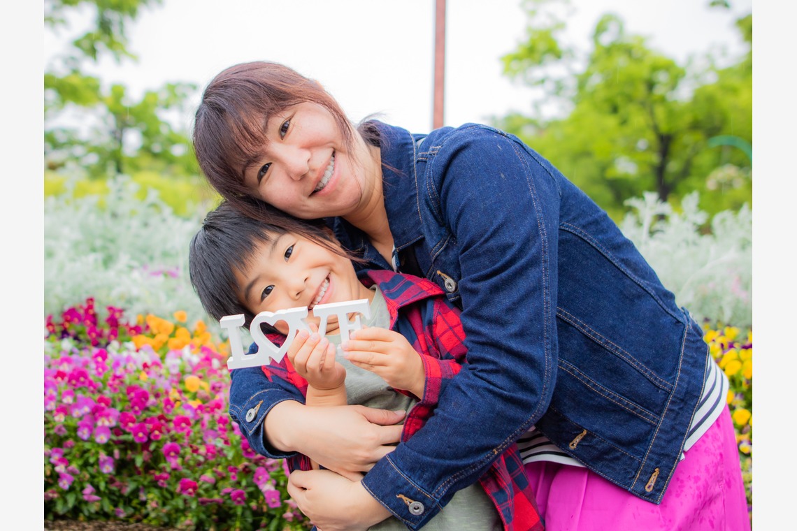 出張撮影サービス「ミライフォト」が撮影した「ワンパク男の子とママの記念撮影」の写真