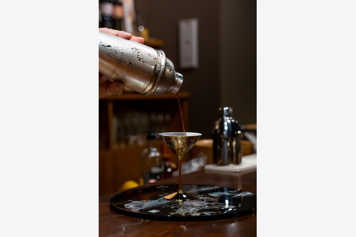 須田桃加が撮影した写真のアルバム「紺と白様」