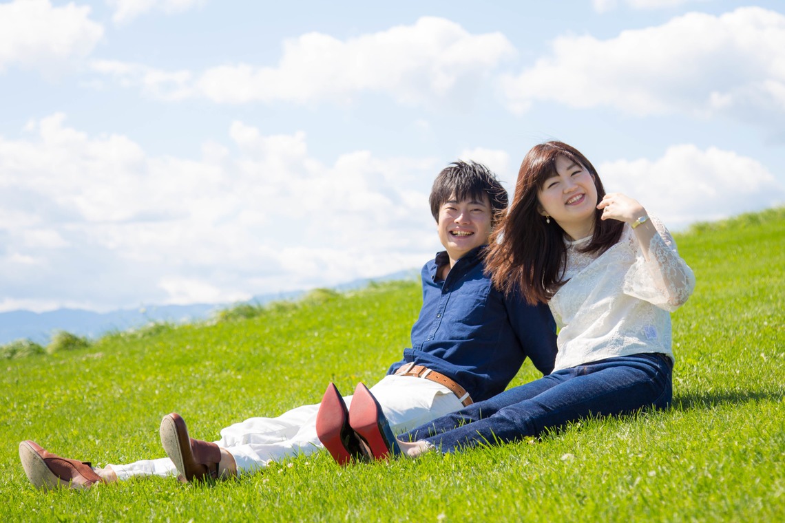 Happy with Photosが出張撮影した家族写真(キッズ,ベビーフォト)などが写った「アニバーサリーフォト(結婚記念日)＠札幌市・モエレ沼公園」の家族写真