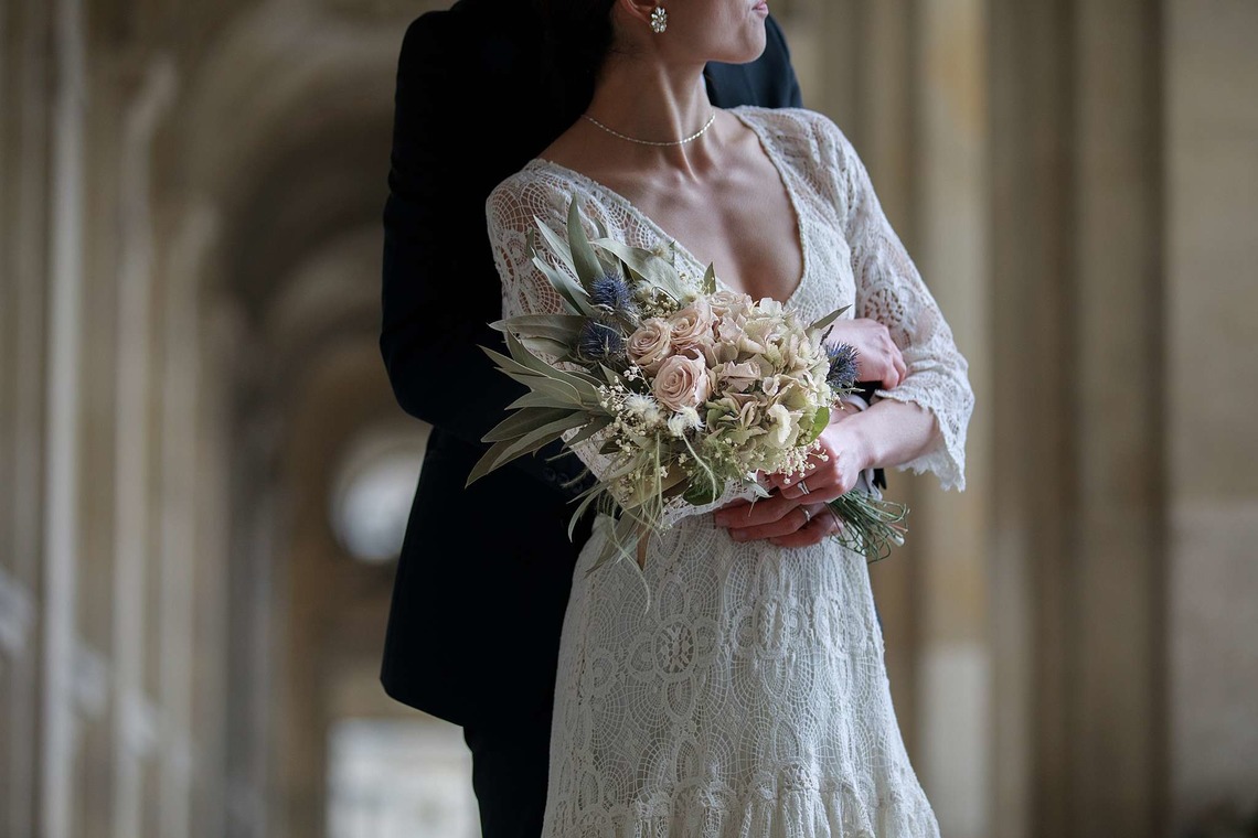 Petite Nao Photographyが撮影した「秋のパリでのフォトウェディング（トロカデロ広場、セーヌ川沿い、ビルアケム橋、バス、オルセー美術館、ルーブル美術館、パレロワイヤル、ギャルリーヴィヴィエンヌ）」の写真