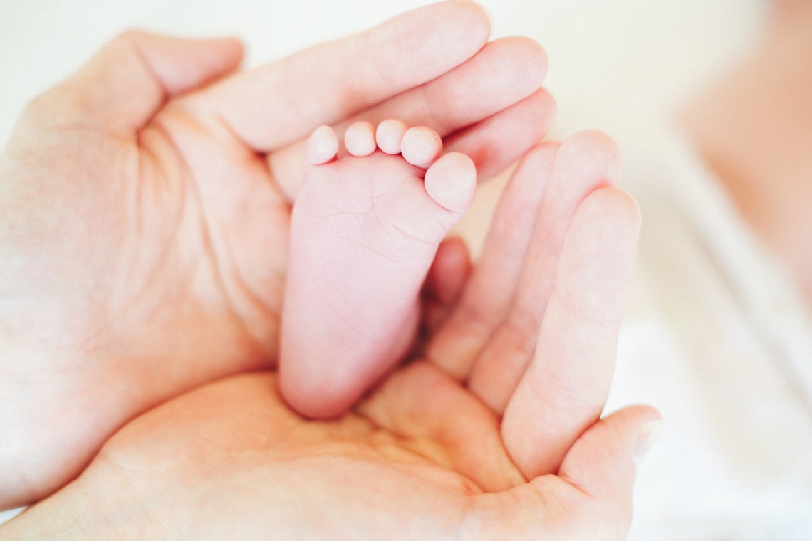 出張撮影HUG TIMEが撮影した「自宅でナチュラルなニューボーンフォト」の写真