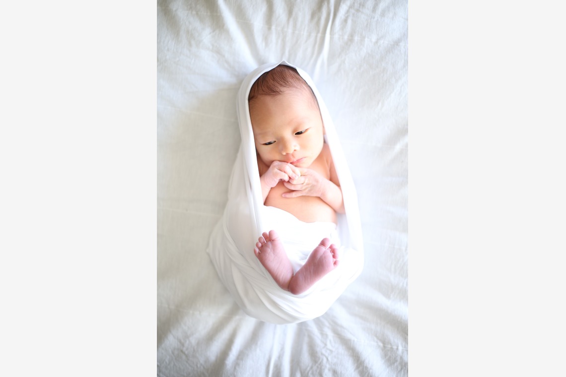 出張撮影HUG TIMEが撮影した写真のアルバム「ニューボーンフォト＠ご自宅」