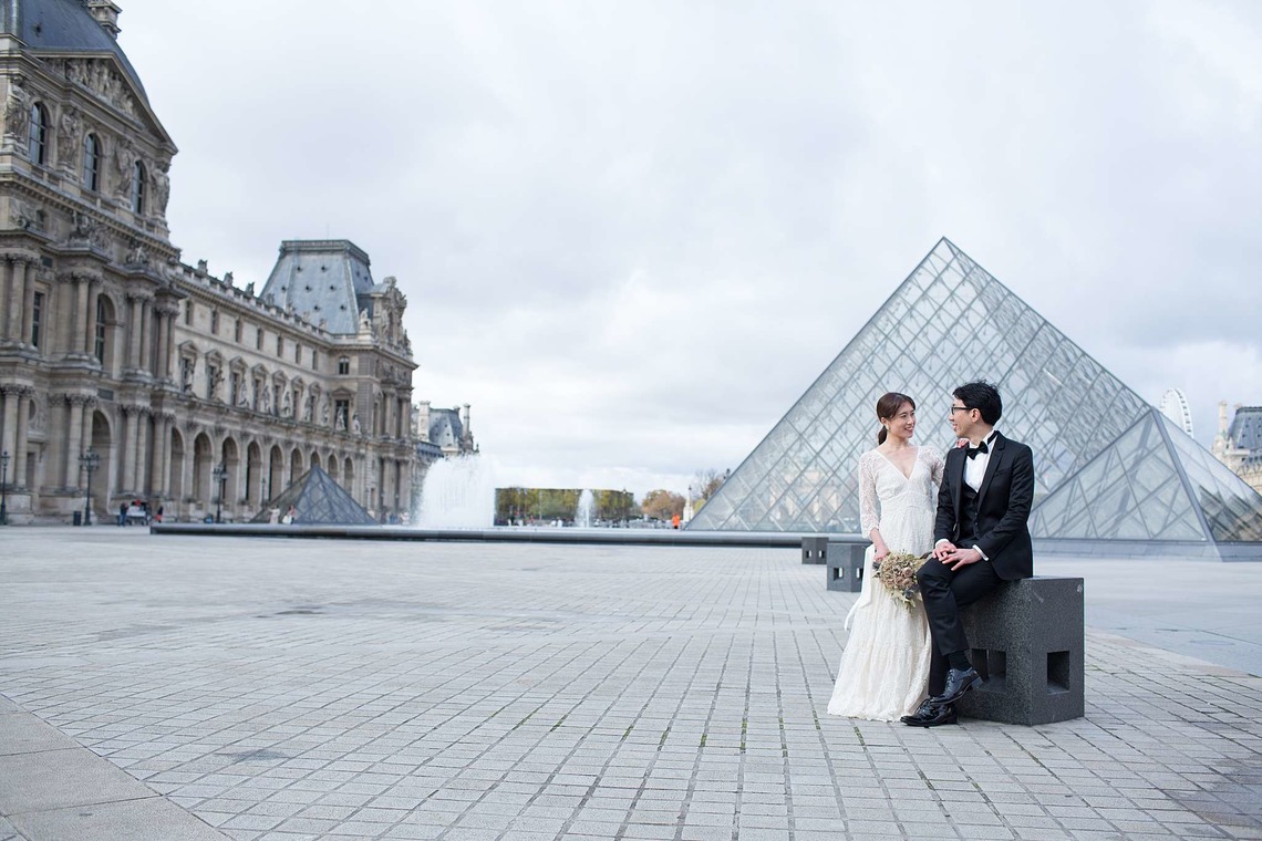Petite Nao Photographyが撮影した「秋のパリでのフォトウェディング（トロカデロ広場、セーヌ川沿い、ビルアケム橋、バス、オルセー美術館、ルーブル美術館、パレロワイヤル、ギャルリーヴィヴィエンヌ）」の写真