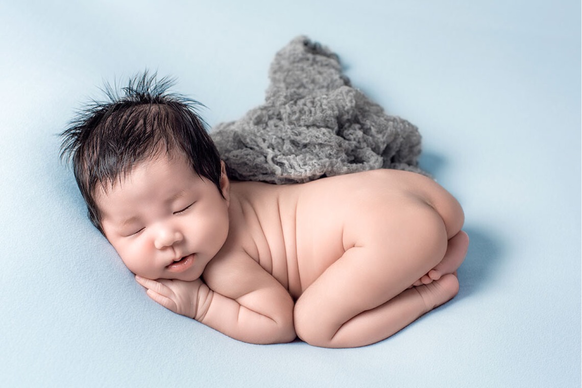 AXiS Photo Servise 藤井靖史が出張撮影した家族写真(キッズ,ベビーフォト)などが写った「ニューボーンフォト」の家族写真