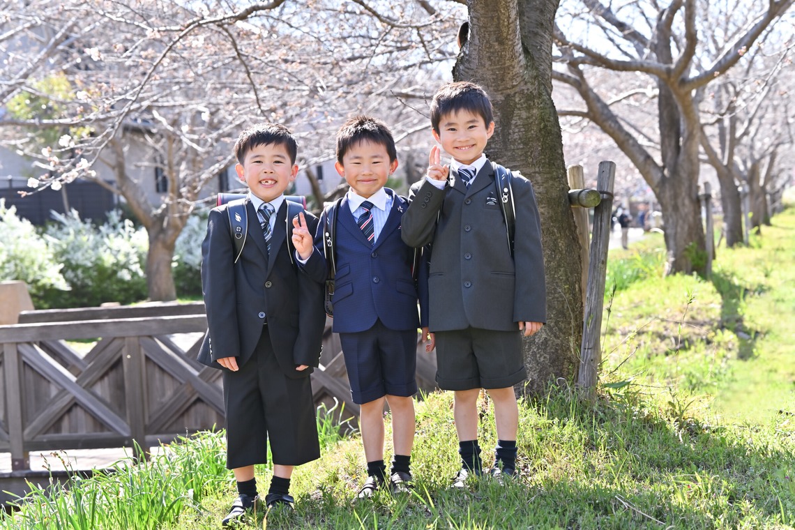 寫樂斎が出張撮影した家族写真(キッズ,ベビーフォト)などが写った「卒園・入学記念（三家族）」の家族写真