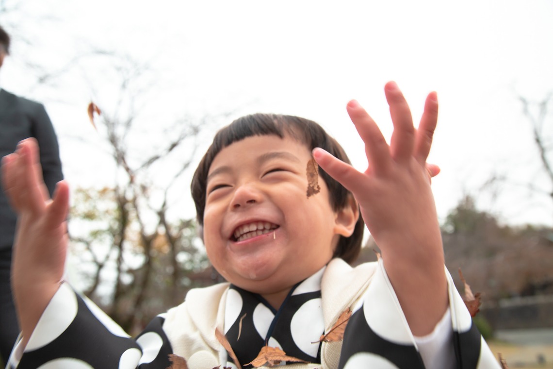 ゆのみふぉとが出張撮影した家族写真(キッズ,ベビーフォト)などが写った「七五三のお写真（人見知りの子供）」の家族写真