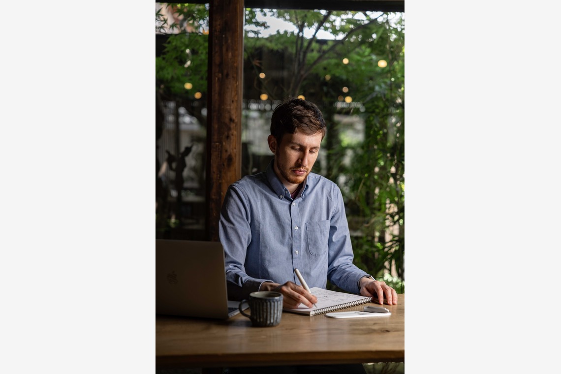 高田鴻平が撮影した「人物撮影(オフィス内)」の写真