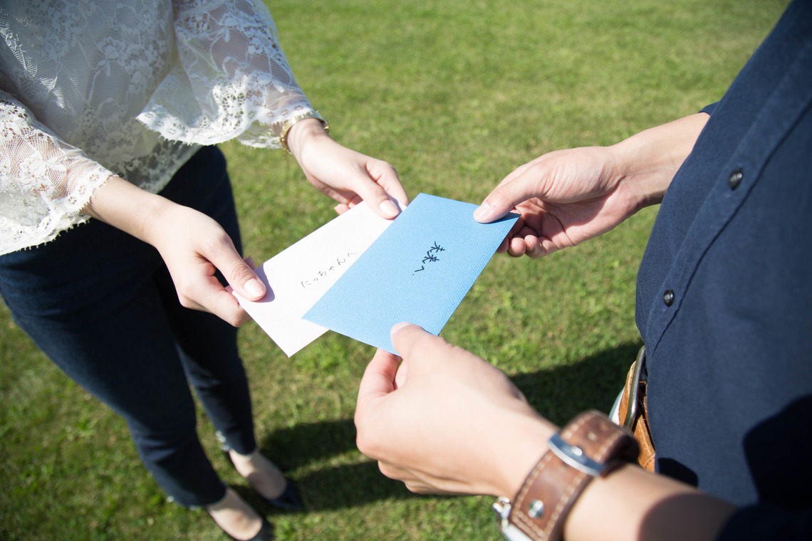 Happy with Photosが出張撮影した家族写真(キッズ,ベビーフォト)などが写った「アニバーサリーフォト(結婚記念日)＠札幌市・モエレ沼公園」の家族写真