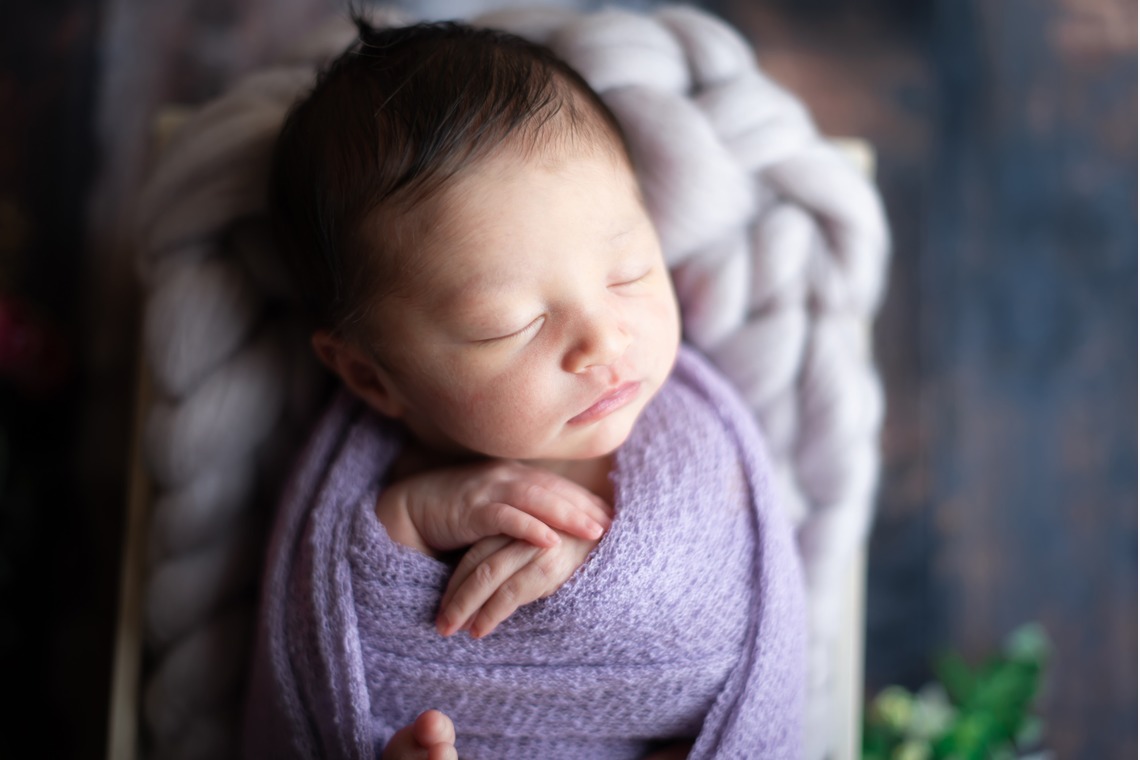 サキヤマ リエが撮影した写真のアルバム「ラベンダー系・黒背景・女の子のニューボーンフォト 」