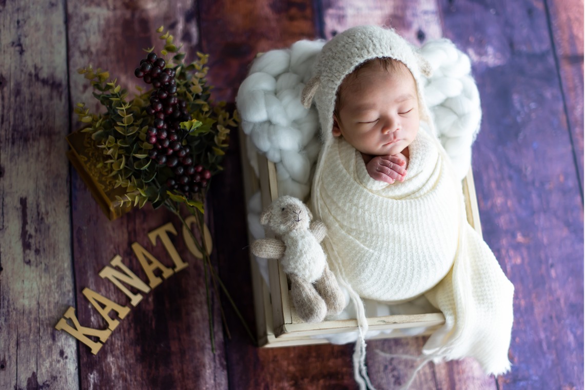 サキヤマ リエが撮影した「ホワイト系・ひつじのぬいぐるみ・男の子のニューボーンフォト 」の写真
